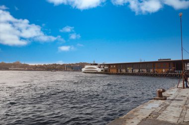 Türkiye İstanbul 18 Temmuz 2023. Boğaz 'da nakliye feribotu. Feribot yolcu taşır..