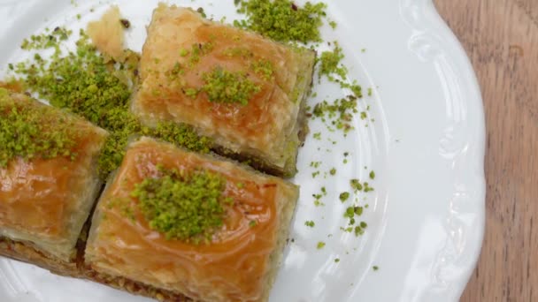 Handgemachtes Türkisches Dessert Baklava Auf Tisch — Stockvideo