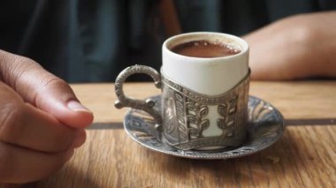 Türk kahve masada .