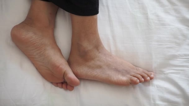 Junge Frau Liegt Mit Nackten Füßen Bett — Stockvideo
