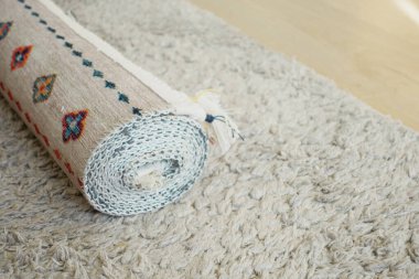 Ahşap zemin üzerinde kopya alanı olan halı dokusu arkaplanı .