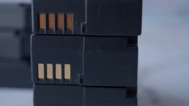 kamera pili masanın üzerinde 