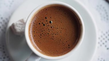 Türk kahve masada .