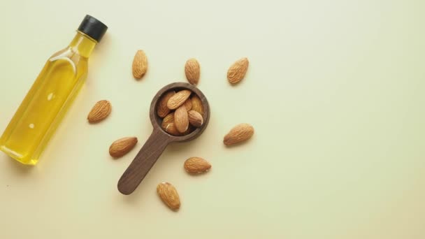 Minyak Almond Dan Kacang Segar Atas Meja — Stok Video