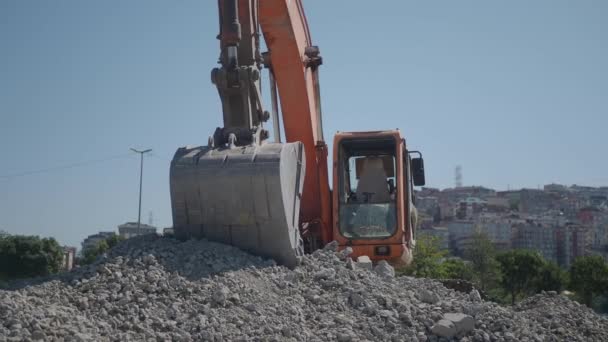 Una Máquina Excava Rocas Con Una Excavadora Ladera Colina — Vídeos de Stock