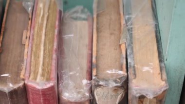  Eski kitaplar bir halk kütüphanesinde ya da kitapçıda raftadır..