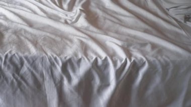 Sabahın köründe dağınık yatak, uyandıktan sonra dağınık yatak. .