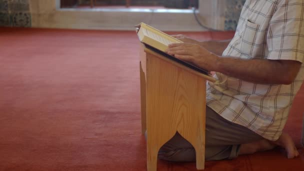 Muslim Man Hand Hålla Helig Bok Koranen Moskén — Stockvideo