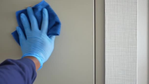 Руки Синих Резиновых Перчатках Стол Очистки Полотенцем — стоковое видео