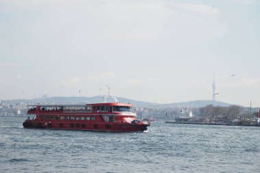 Türkiye İstanbul 18 Temmuz 2023. Boğaz 'da nakliye feribotu. Feribot yolcu taşır..