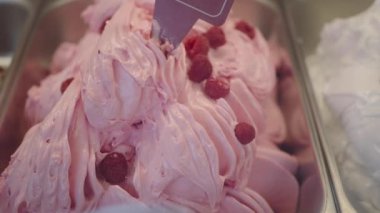 Çikolata, vanila ve portakal renkli dondurma satışı. .