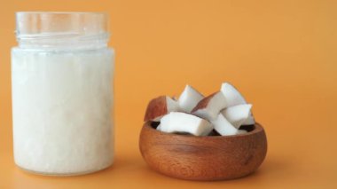 Masa örtüsünün üzerinde bir dilim taze hindistan cevizi. .