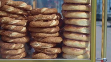 Türk Simit 'i minibüste satıyor ,