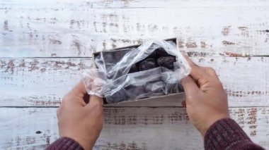 Erkeklerin üst görünümü Bir kutudan meyve koparma tarihi.