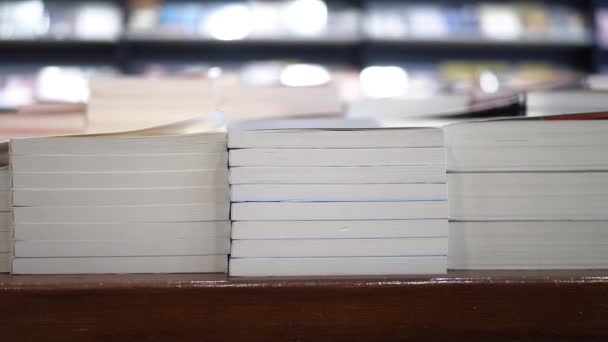 木桌上堆积如山的书 — 图库视频影像