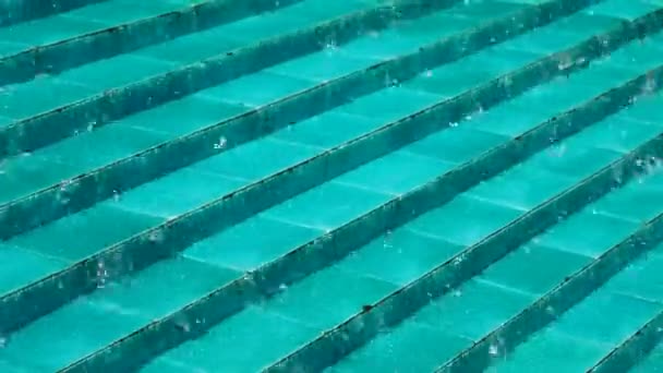 Gök Mavisi Suyla Dolu Merdivenleri Olan Bir Yüzme Havuzuna Yakın — Stok video