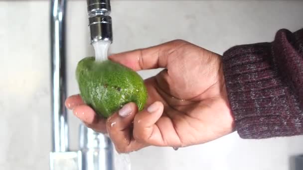 Hand Wassen Avocado Met Water Besprenkelen — Stockvideo