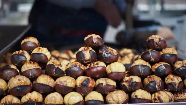 Παραδοσιακό Φαγητό Του Δρόμου Κωνσταντινούπολη Ψητά Κάστανα Μια Σειρά — Αρχείο Βίντεο