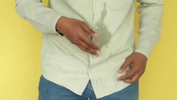 Männerhände Mit Verschüttetem Wasser Über Seinem Hemd — Stockvideo
