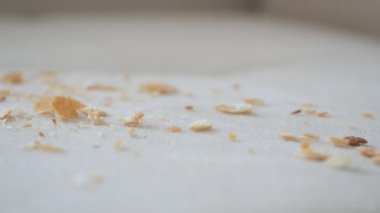 Kirli leke ya da toz gri koltukta.