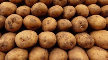 Sebze pazarında satılık patatesler,.