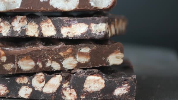 Chocolate Negro Con Nuez Mixta Sobre Fondo Negro — Vídeo de stock