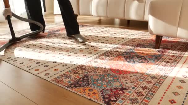 用真空吸尘器地毯清洁的妇女 — 图库视频影像
