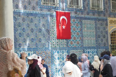 Hindi İstanbul 22 Mayıs 2023. Bir Eyüp Sultan camisinin duvarında Türk bayrağı .