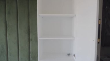  boş çekmece dolabını aç .