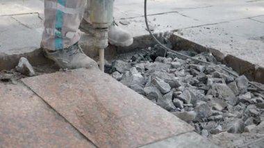 Peyzaj etkinliği için ana kayayı kırmak için çekiç kullanmak..