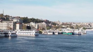 Türkiye İstanbul 18 Temmuz 2023. Boğaz 'da nakliye feribotu. Feribot yolcu taşır..