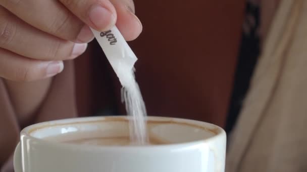 Nalewanie Cukru Filiżanki Kawy — Wideo stockowe