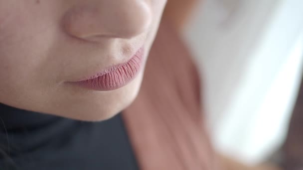 自然乾燥したプラム プルーンを食べる女性 — ストック動画