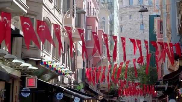 通りのロープの上に吊るされたトルコ国旗の低角度ショット — ストック動画