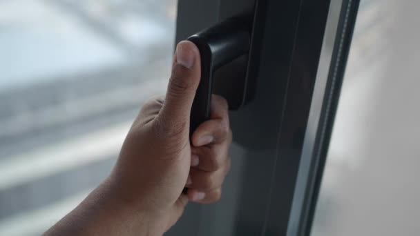 手打开灰色塑料Pvc窗口在家里 — 图库视频影像