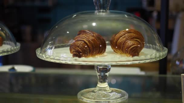 Čerstvý Pečený Croissant Průhledné Sklenici Kavárně — Stock video