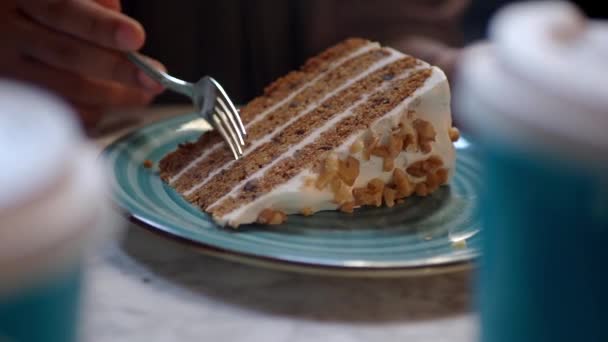 Masadaki Tabakta Çikolatalı Kremalı Pasta — Stok video