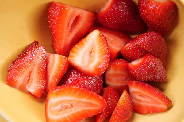 Reife Rote Erdbeeren Einer Schüssel Auf Dem Tisch — Stockfoto