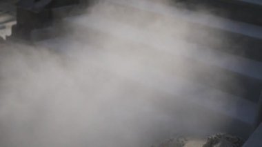 Havadaki toz, endüstriyel öğütücü kullanan işçiler..