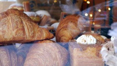 Fırında taze kruvasan. .