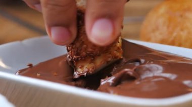 Masada bir kase çikolata kreması ve ekmek. ,