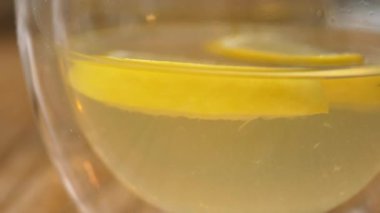 Bir fincan limon çayı. .