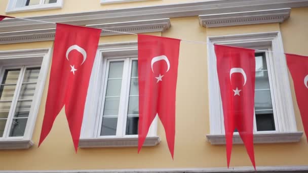 Nízký Úhel Záběru Turecké Národní Vlajky Visící Laně Ulici — Stock video