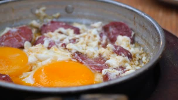 土耳其炒鸡蛋和烤肉放在铜锅里 — 图库视频影像
