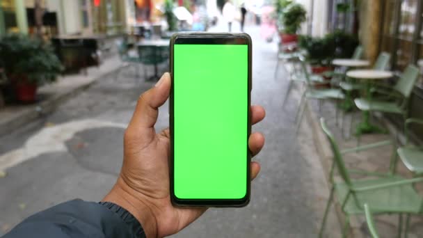 Segurando Telefone Inteligente Com Tela Verde Com Fundo Rua Café — Vídeo de Stock