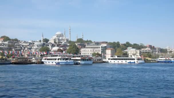 Pavo Istanbul Junio 2023 Transbordadores Estacionados Terminal Río Bósforo Cerca — Vídeos de Stock
