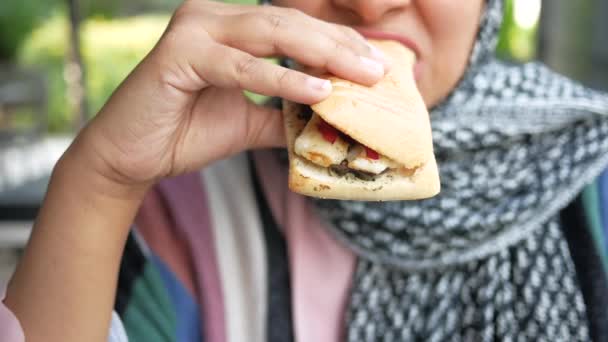 Mulheres Comendo Sanduíche Com Presunto Queijo Tomate — Vídeo de Stock
