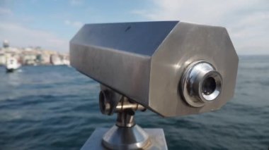 Şehir binalarını gözetleyen madeni paralı dürbünler.