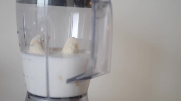 用搅拌机搅拌香蕉和牛奶 使之健康 — 图库视频影像