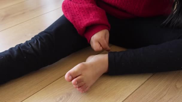 足で皮をかゆむことによって苦しんでいる子供 — ストック動画